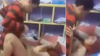 سكس مصري بنوته مصريه فرسه جايبه صحابها البيت عشان يدقها في كسها والواد جاب صحبه عشان يصورهم والمتناكه بتقوله خلاص بقا