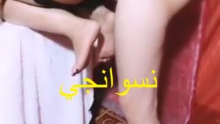 سكس مصري بيمسك جارته ويفشخ كسها نيك باوضاع كتيره وهي حيحانه علي زبه جامد