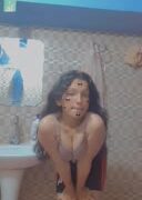 سكس مصري فتاة صغيرة في الحمام تعري جسدها وتسجل فيديو لحبيبها وهي بتتمنيك
