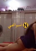 سكس مصري بنت شرموطة عمالة تحك كسها بلمخدة وتتصور فيديو لعشيقها علي السرير